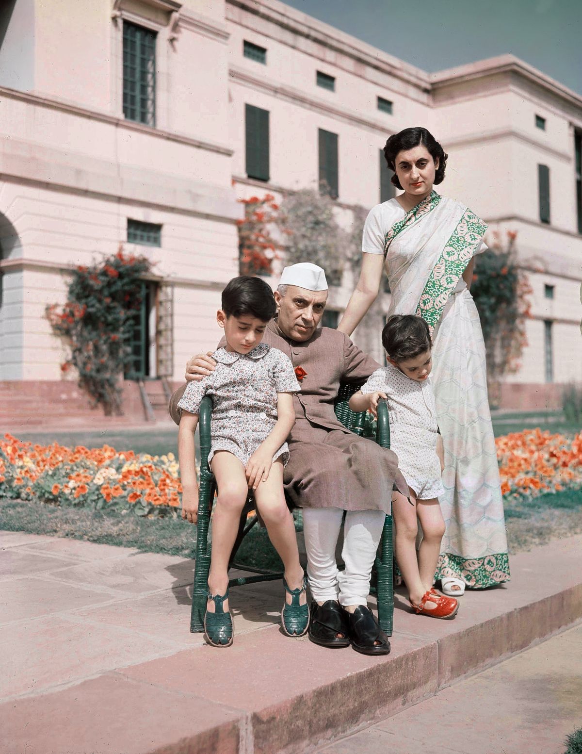 Индира Ганди с отцом Джавахарлалом Неру и сыновьями Радживом Ганди и Санджаем Ганди