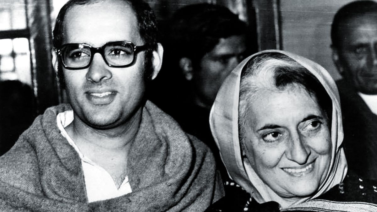 С сыном Санджаем Ганди