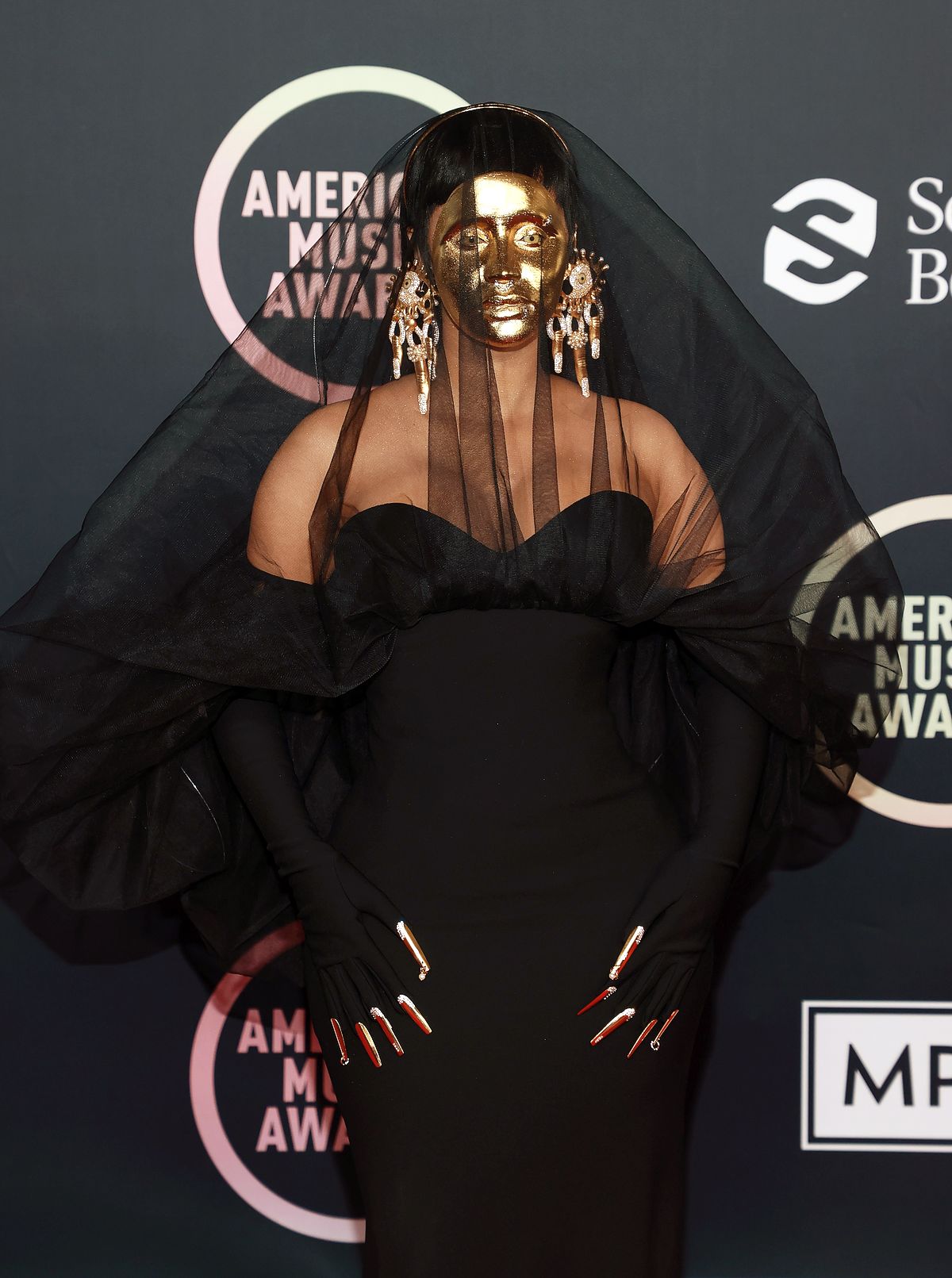 Карди Би на музыкальной премии American Music Awards 2021 в Лос-Анджелесе, 21 ноября 2021 г., фото 2