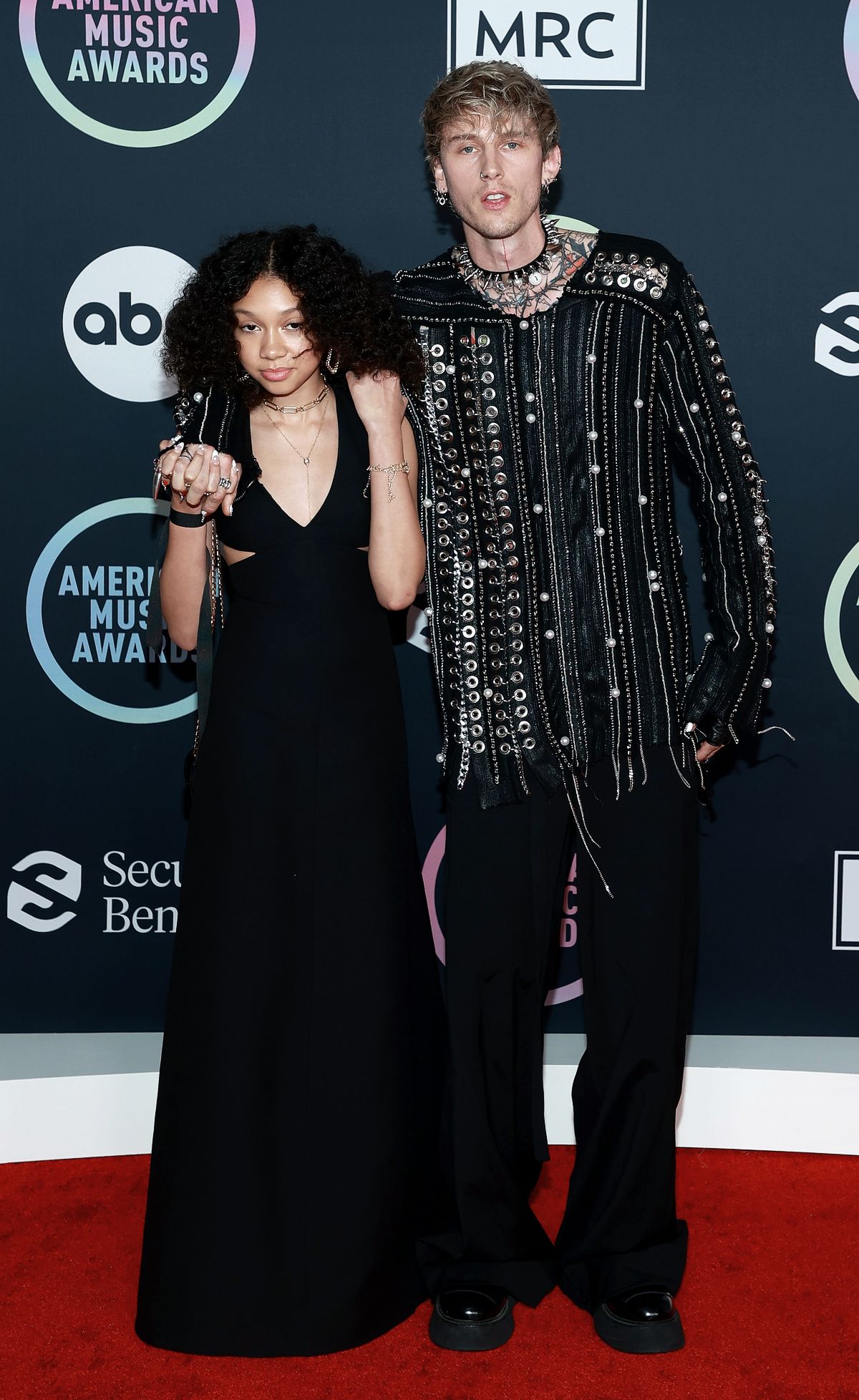 Колсон Бейкер (Machine Gun Kelly) с дочерью Кейси на музыкальной премии American Music Awards 2021
