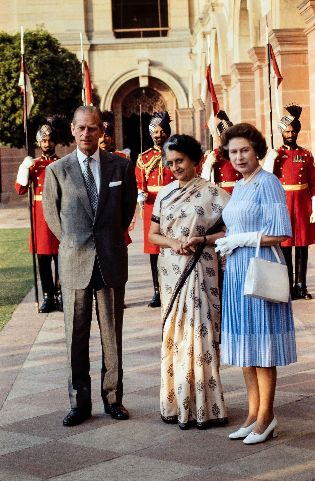 Королева Елизавета II и принц Филипп встречаются с Индирой Ганди