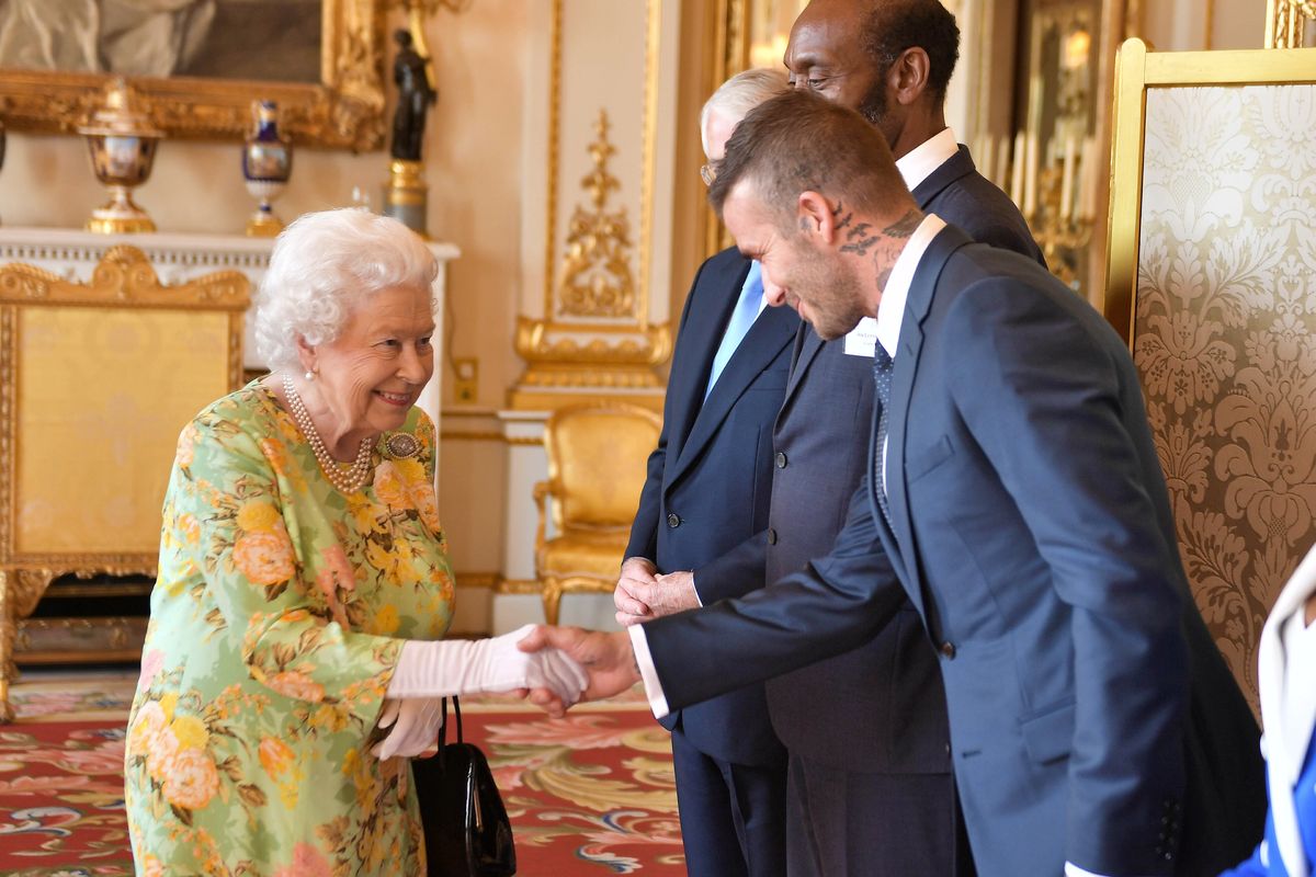 Королева Елизавета II встречает Дэвида Бекхэма