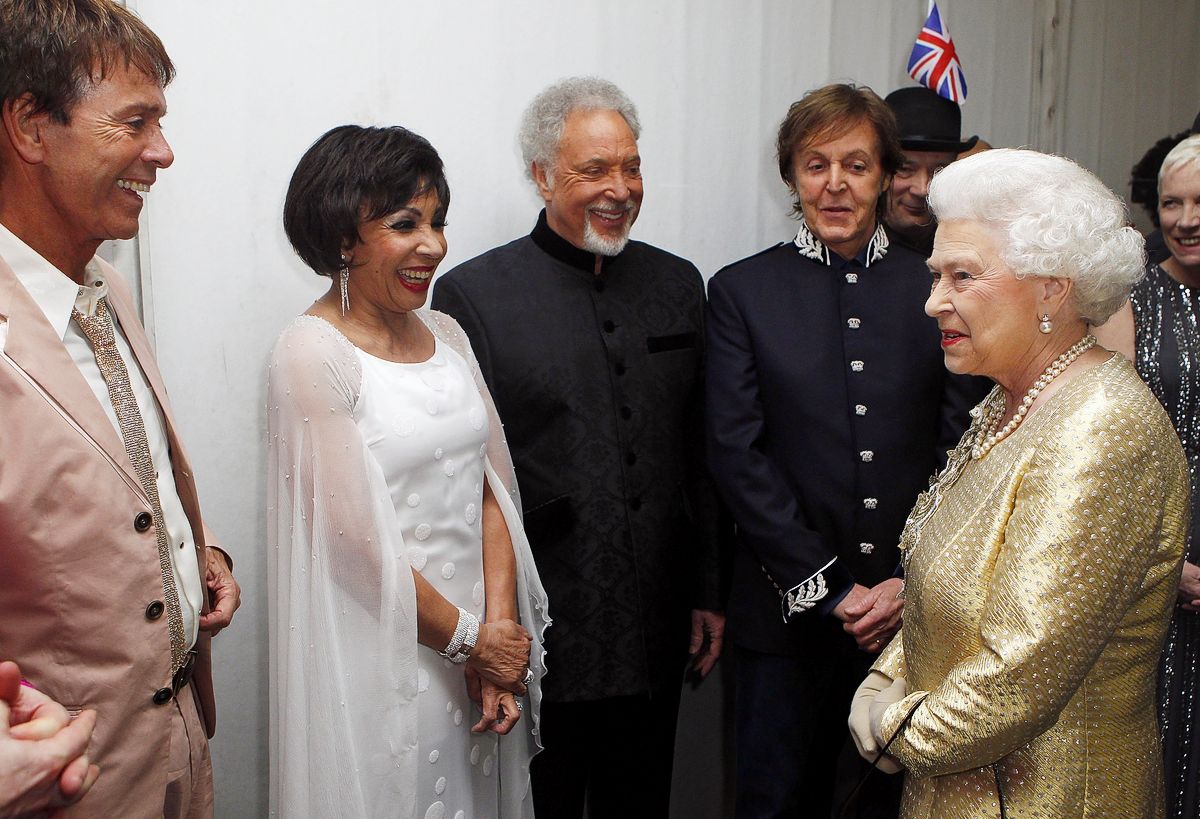 Королева Елизавета II встречается с исполнителями, Клиффом Ричардом, Ширли Бэсси, Томом Джонсом и Полом Маккартни