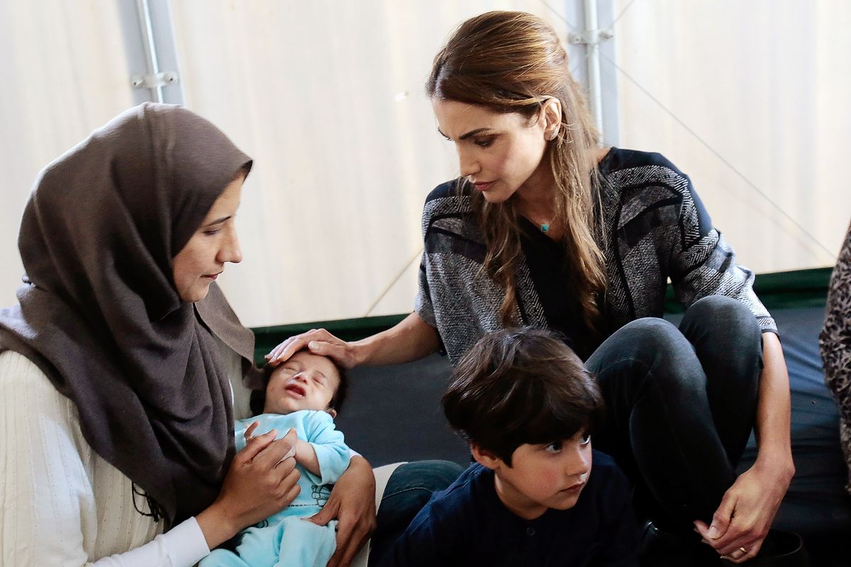 Королева Иордании встречает сирийских беженцев