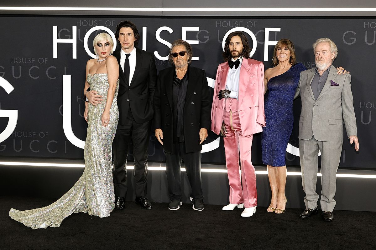 Актеры Леди Гага, Адам Драйвер, Аль Пачино, Джаред Лето, Джианнина Фасио и кинорежиссёр Ридли Скотт на лос-анджелесской премьере фильма «Дом Гуччи», 18 ноября 2021 г.