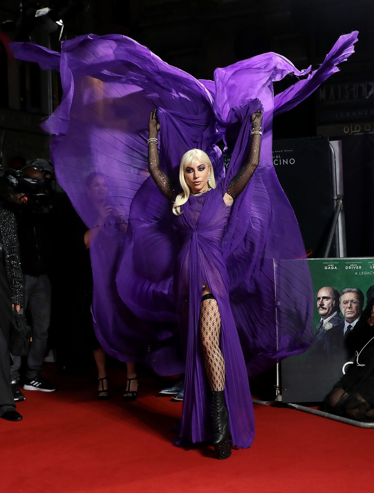 Леди Гага в Gucci Pre-Fall 2022, украшениях Tiffany & Co. на премьере фильма «Дом Gucci» в Лондоне, фото 1