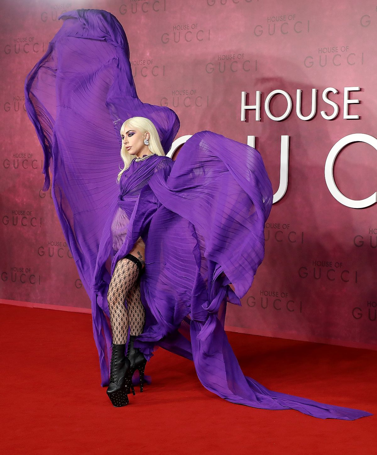 Леди Гага в Gucci Pre-Fall 2022, украшениях Tiffany & Co. на премьере фильма «Дом Gucci» в Лондоне, фото 2