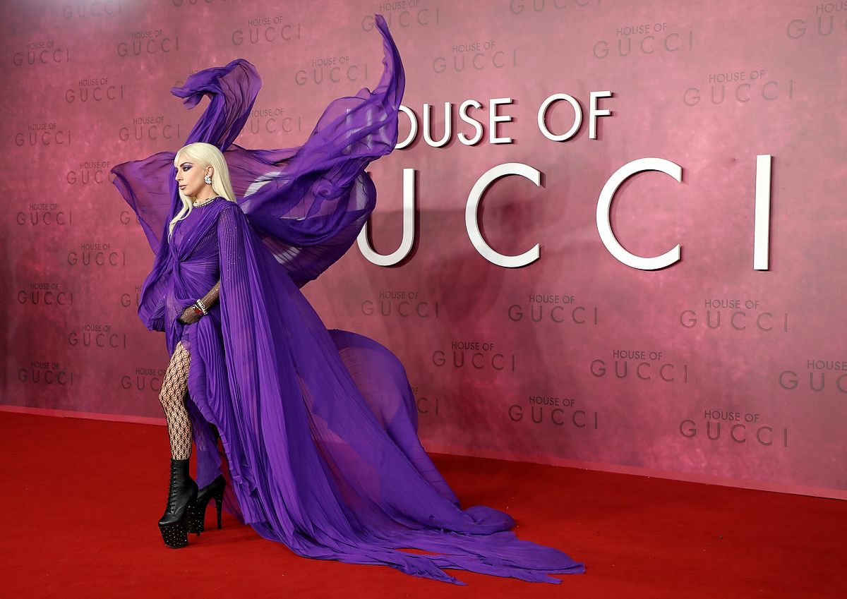 Леди Гага в Gucci Pre-Fall 2022, украшениях Tiffany & Co. на премьере фильма «Дом Gucci» в Лондоне, фото 4