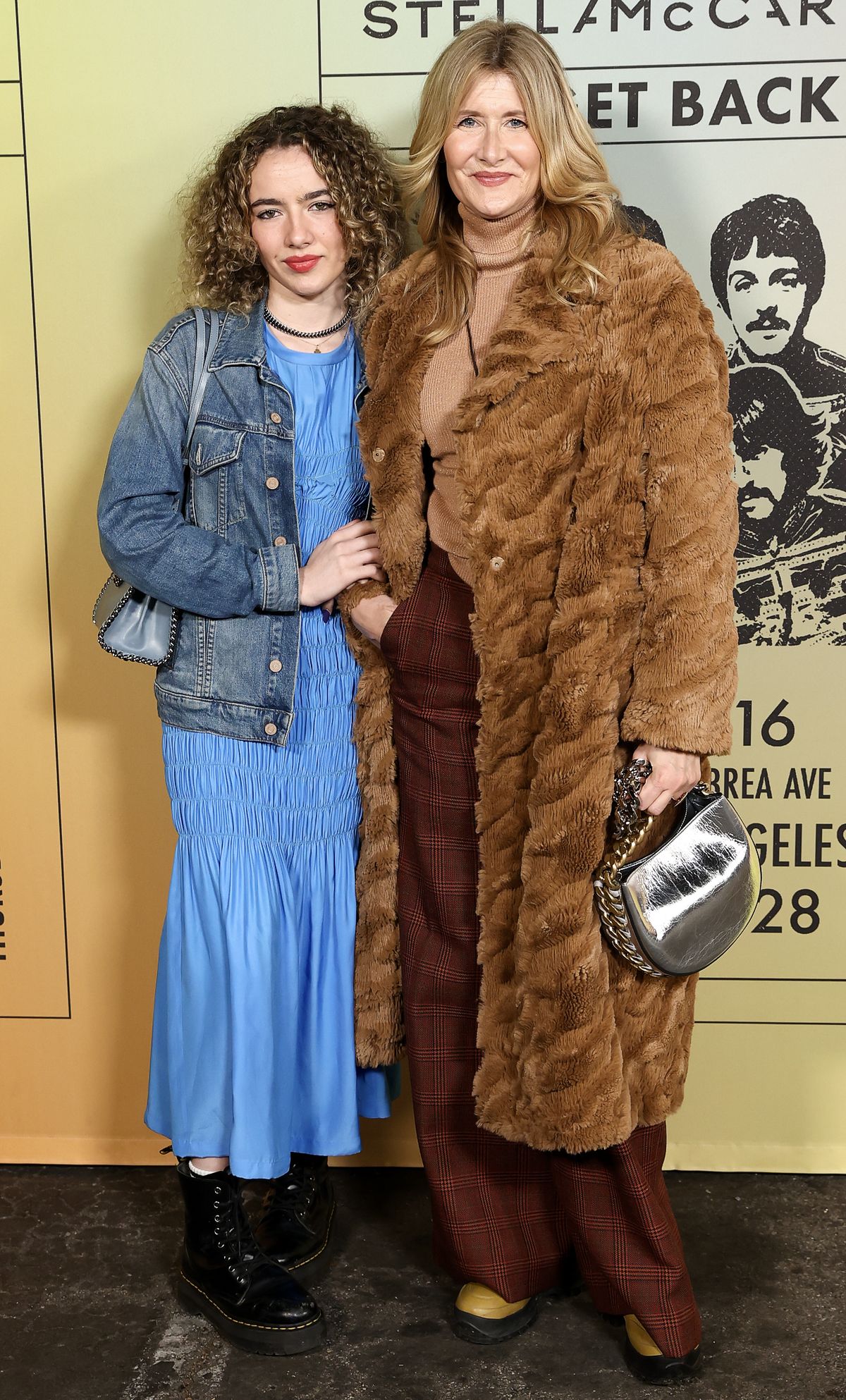 Лора Дерн с дочерью Джайей Харпер на шоу капсульной коллекции Stella McCartney «Get Back»