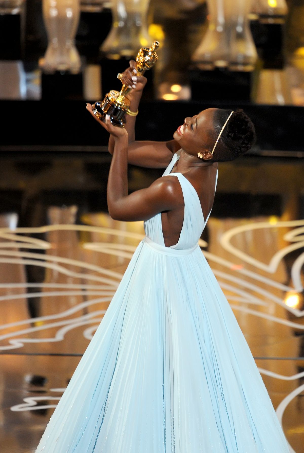 Лупита Нионго получает награду «Оскара» за лучшую роль актрисы второго плана за фильм «12 лет рабства»