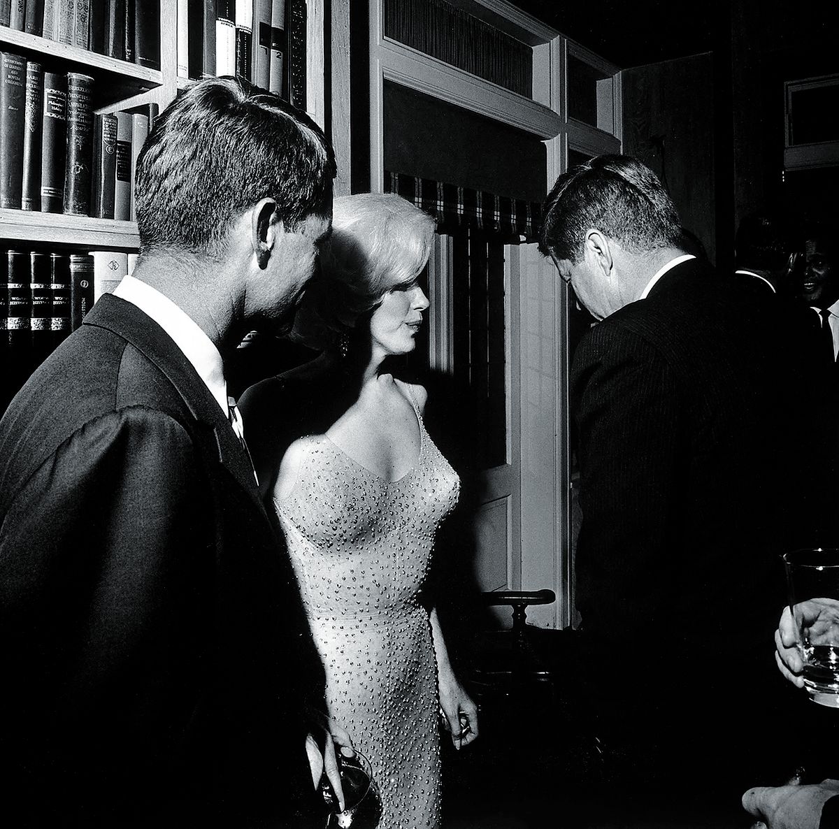 Мэрилин Монро в знаменитом платье беседует с Робертом и Джоном Ф. Кеннеди