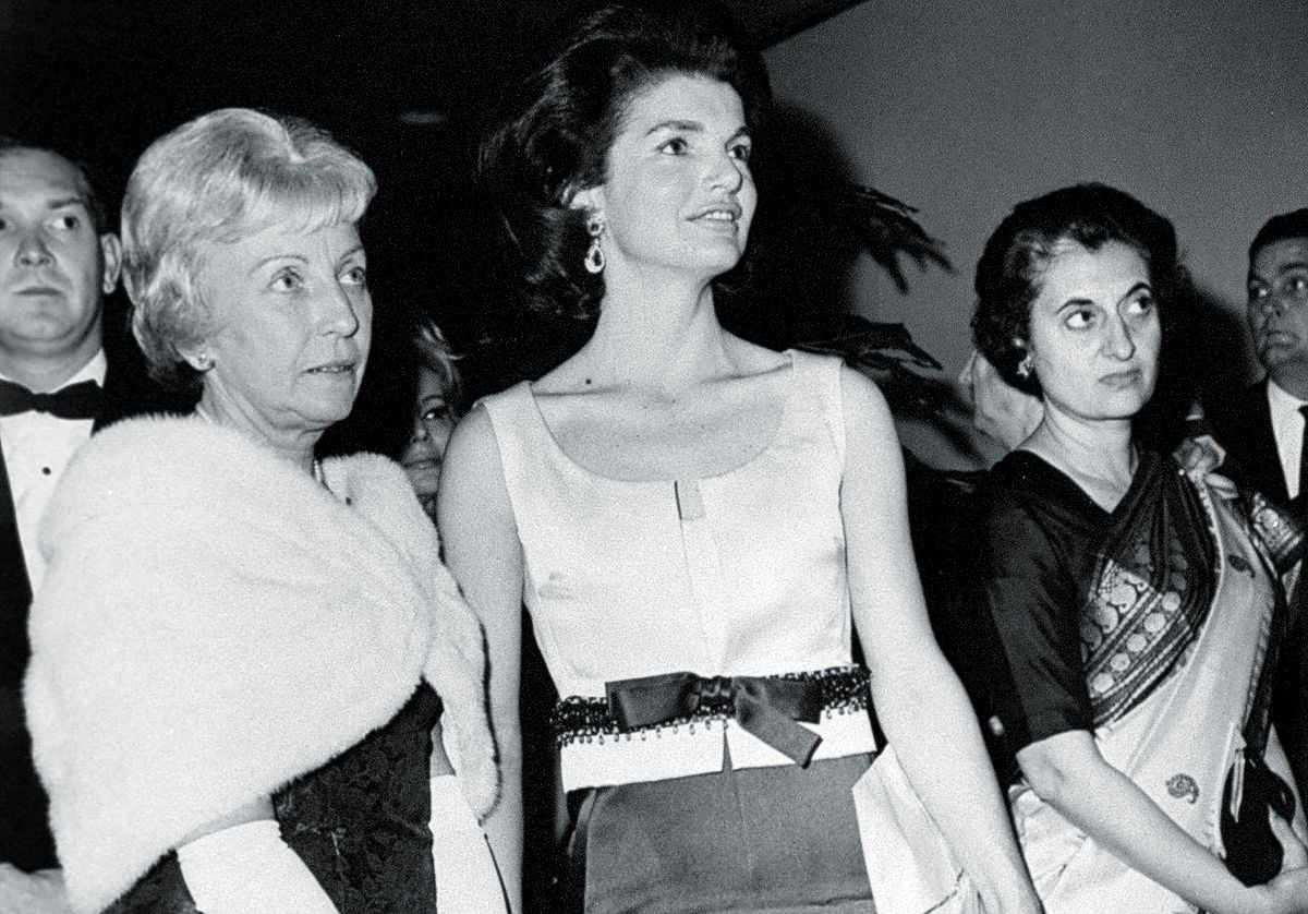 Мисс Хамфри, Жаклин Кеннеди Онассис и Индира Ганди на выставке
