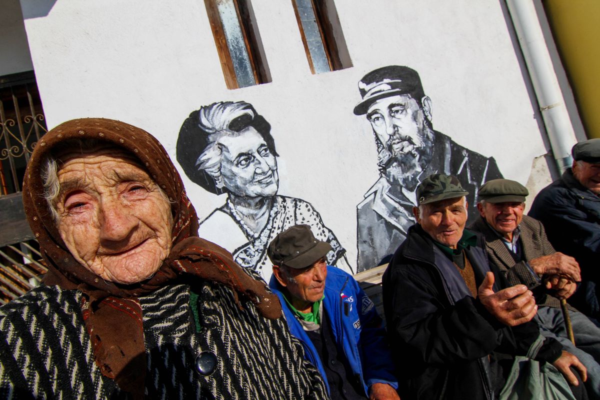 Настенные портреты изображены Индира Ганди и Фидель Кастро в Болгарии