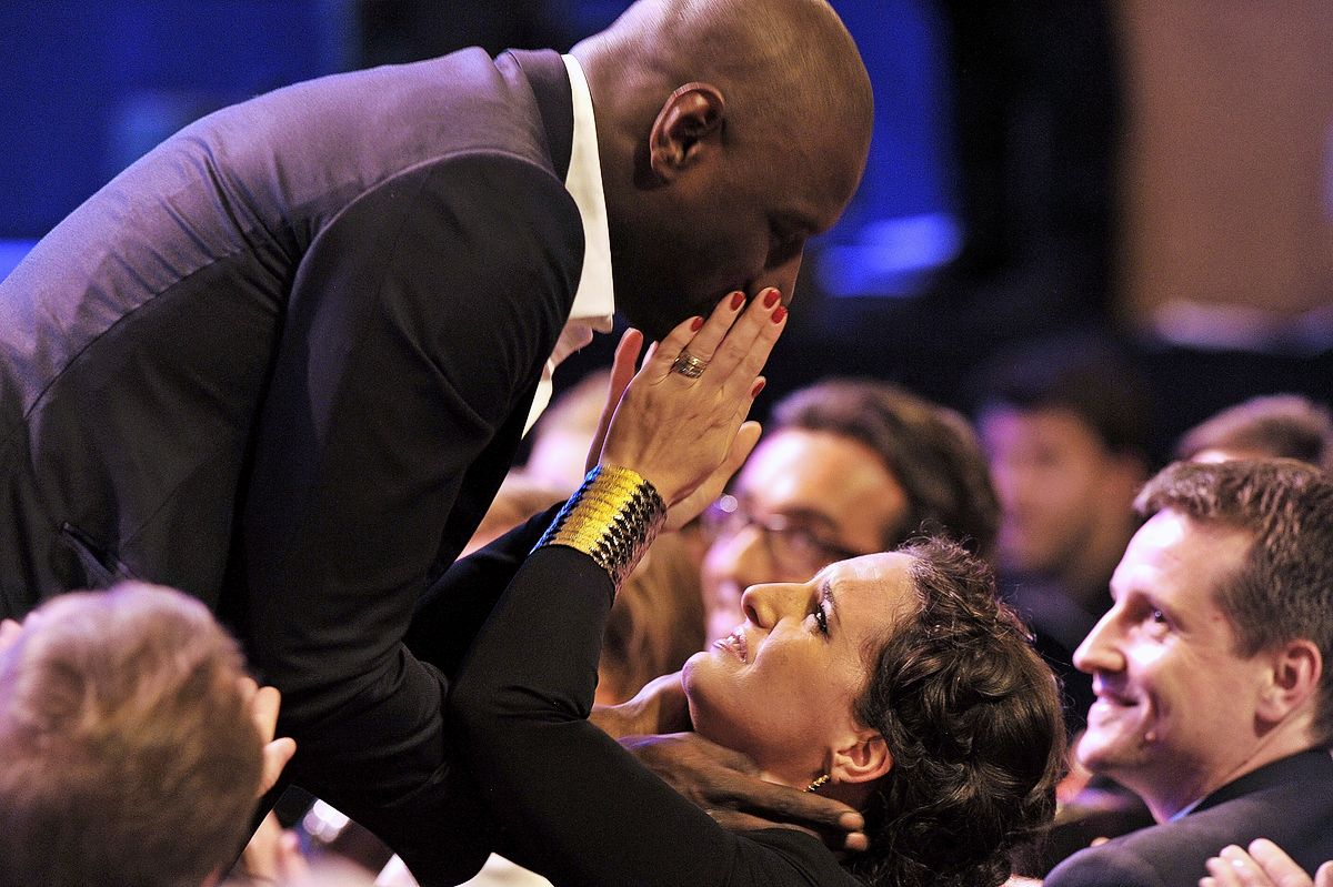 Омар Си обнимает свою жену Элен Си после получения премии «Сезар»