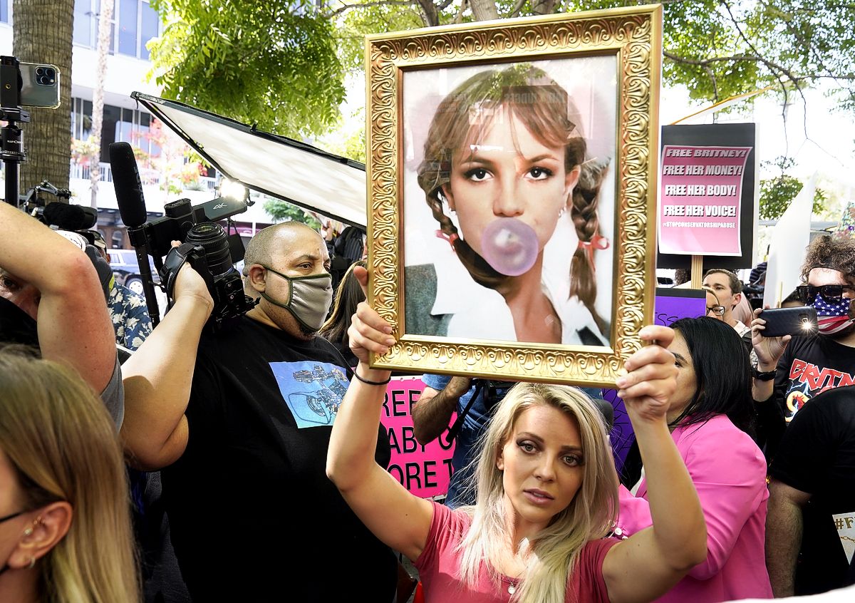 Поклонники Бритни Спирс держат ее портрет во время слушания дела против опекунства поп-певицы в суде Стэнли Моска