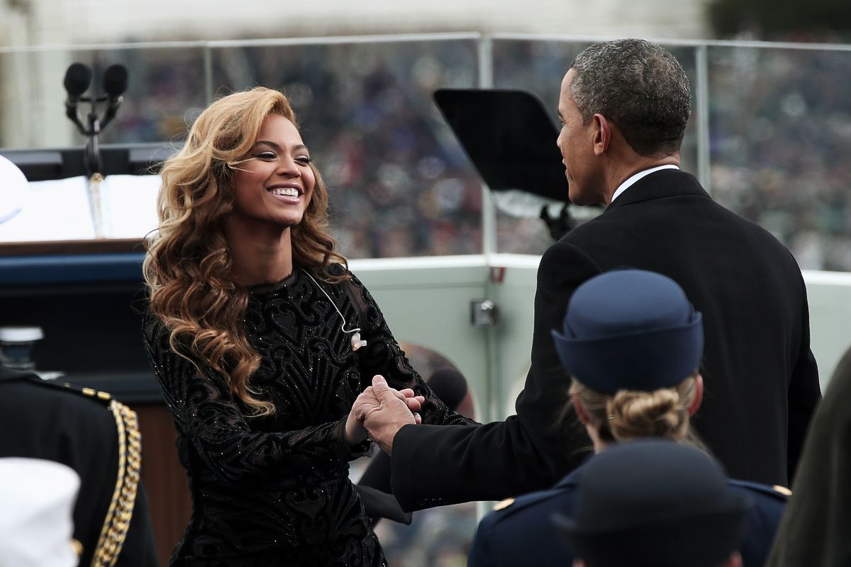 Президент США Барак Обама приветствует певицу Бейонсе