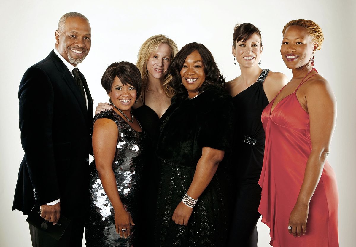 Съемочная группа сериала «Анатомия страсти» с продюсером Шондой Раймс на 39-й церемонии вручения премии NAACP Image Awards