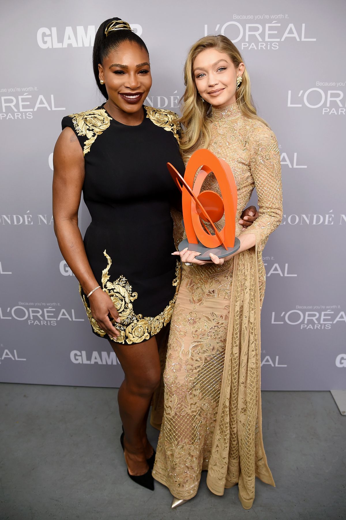 Серена Уильямс и Джиджи Хадид за кулисами церемонии вручения премии Glamour Women