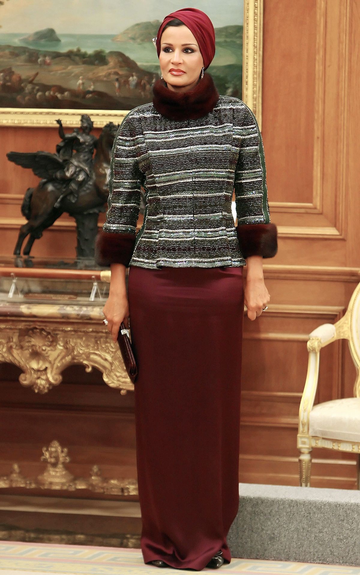 Шейха Моза в костюме Chanel на встрече