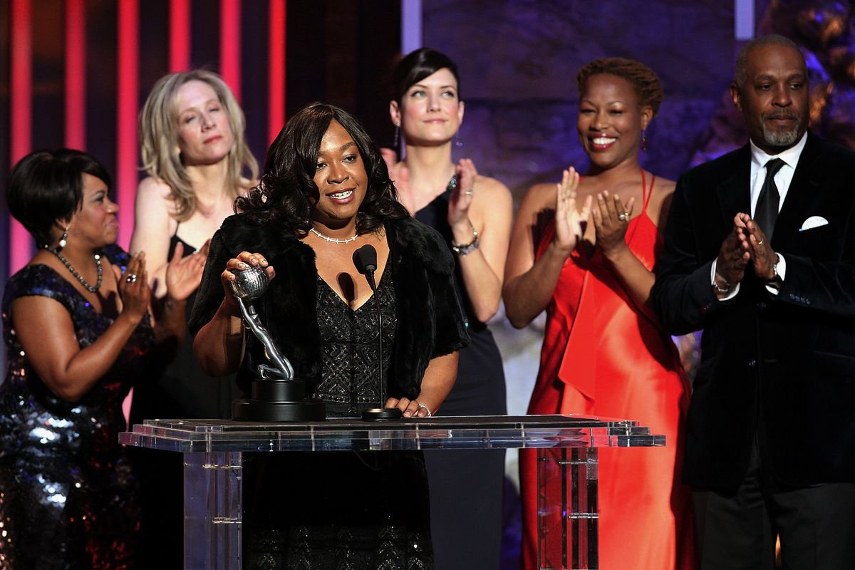 Шонда Раймс принимает награду за сериал «Анатомия страсти» во время 39-й церемонии вручения премии NAACP Image Awards