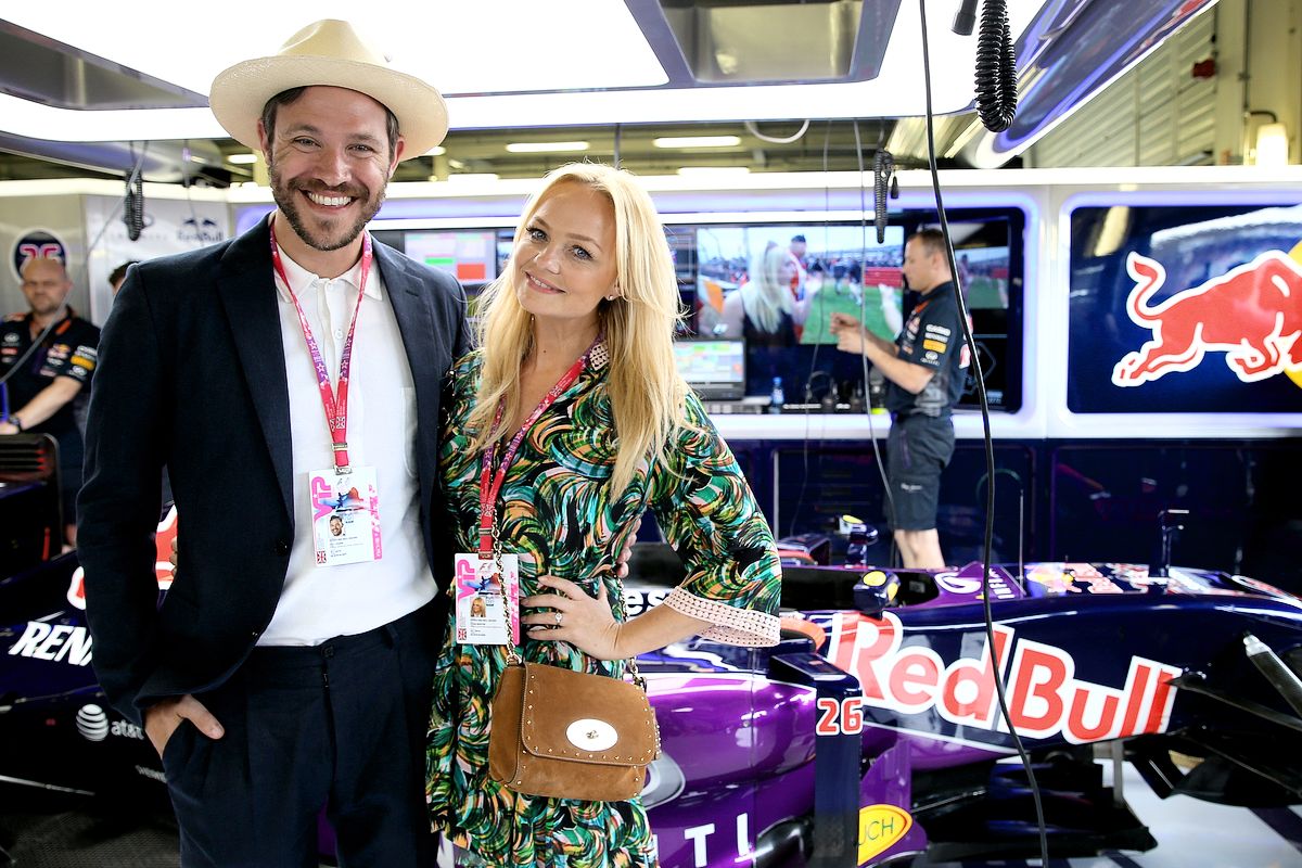 Уилл Янг и Эмма Бантон в гоночном гараже Infiniti Red Bull перед Гран-при Великобритании Формулы-1