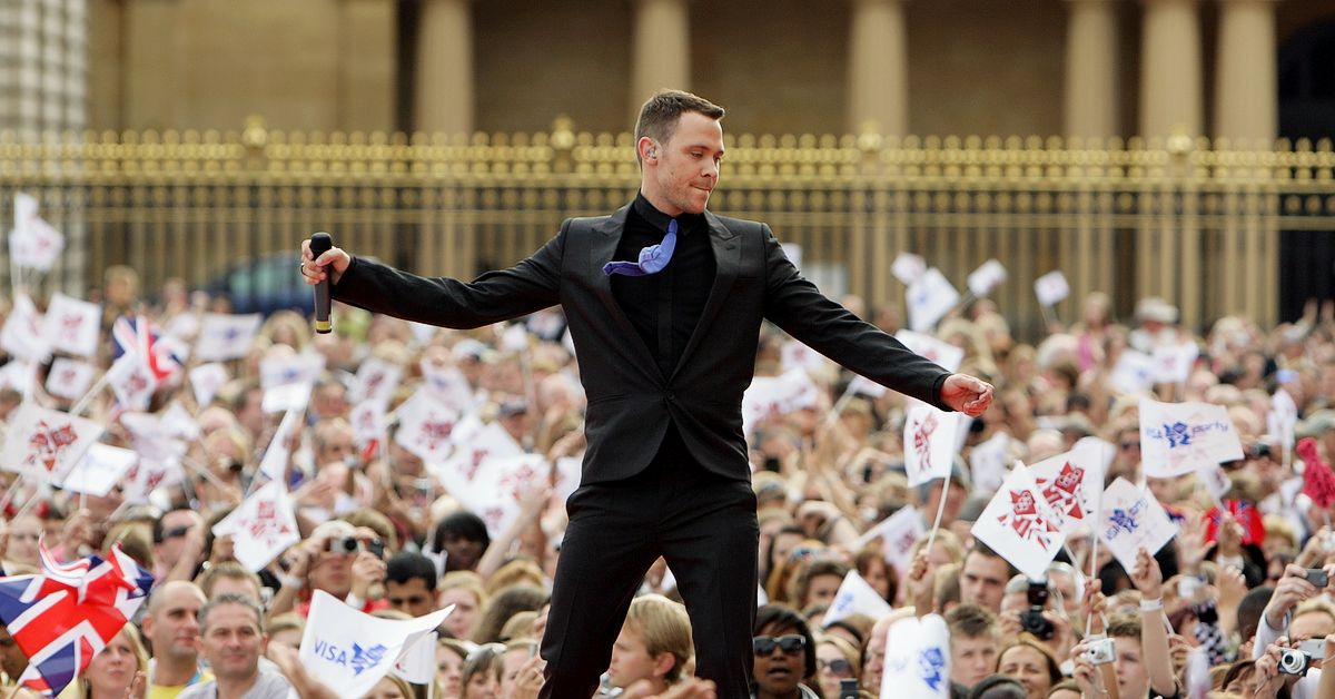 Уилл Янг выступает на концерте, посвященном передаче олимпийского флага Великобритании