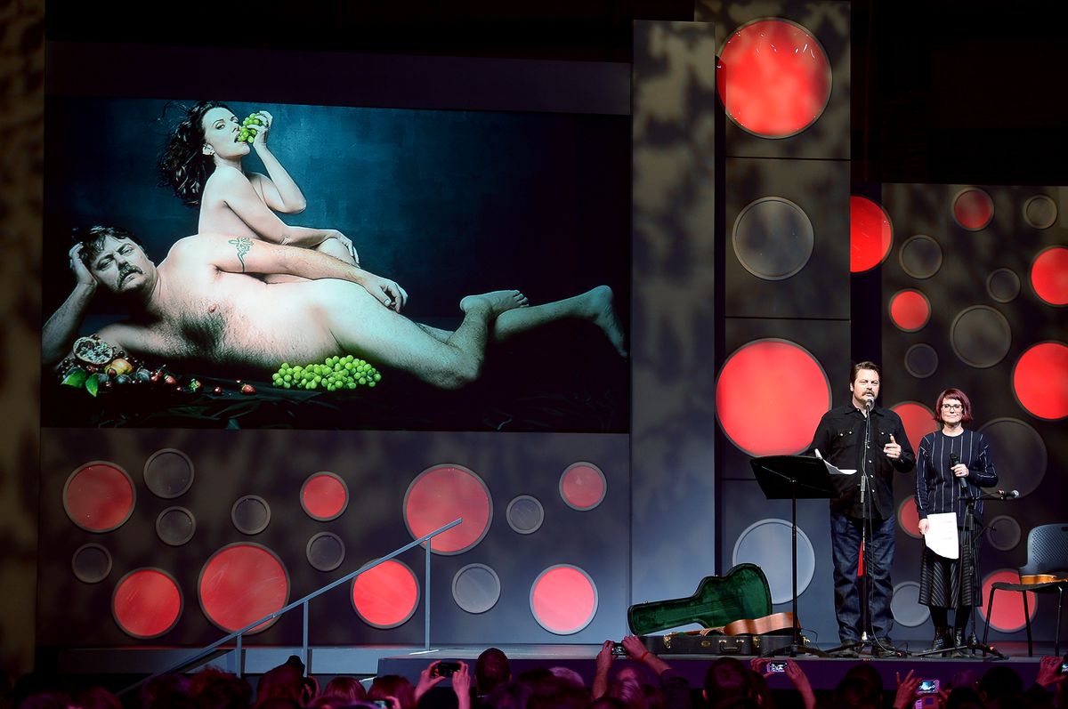 Ведущие Ник Офферман и Меган Маллалли на церемонии вручения наград во время кинофестиваля Sundance