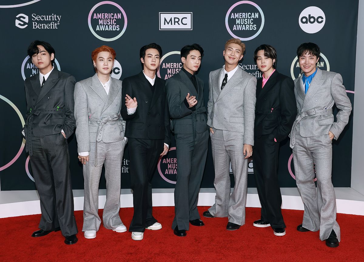 Ви, Сюги, Чин, Джонгук, RM, Чимин, Джей-Хоуп (группа BTS) на музыкальной премии American Music Awards 2021 в Лос-Анджелесе, 21 ноября 2021 г.
