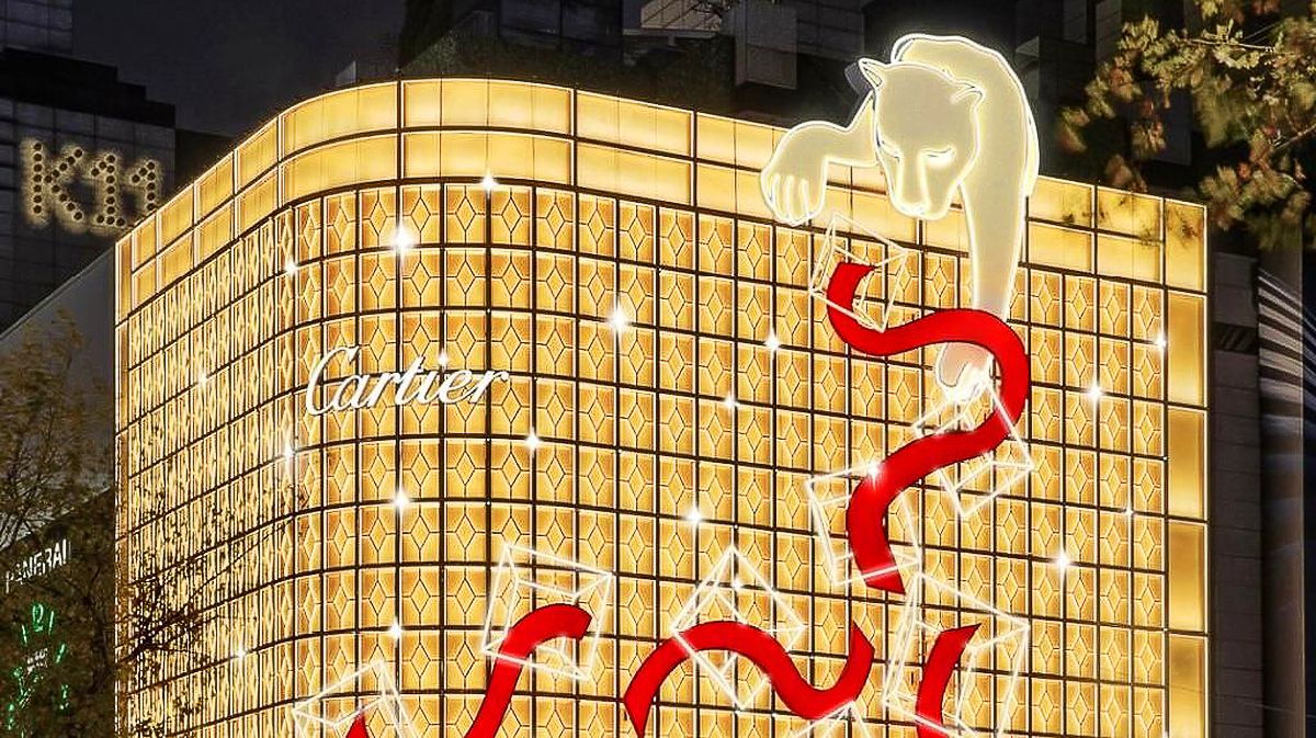 Светящиеся пантеры и красные ленты: новогодние фасады Cartier по всему миру