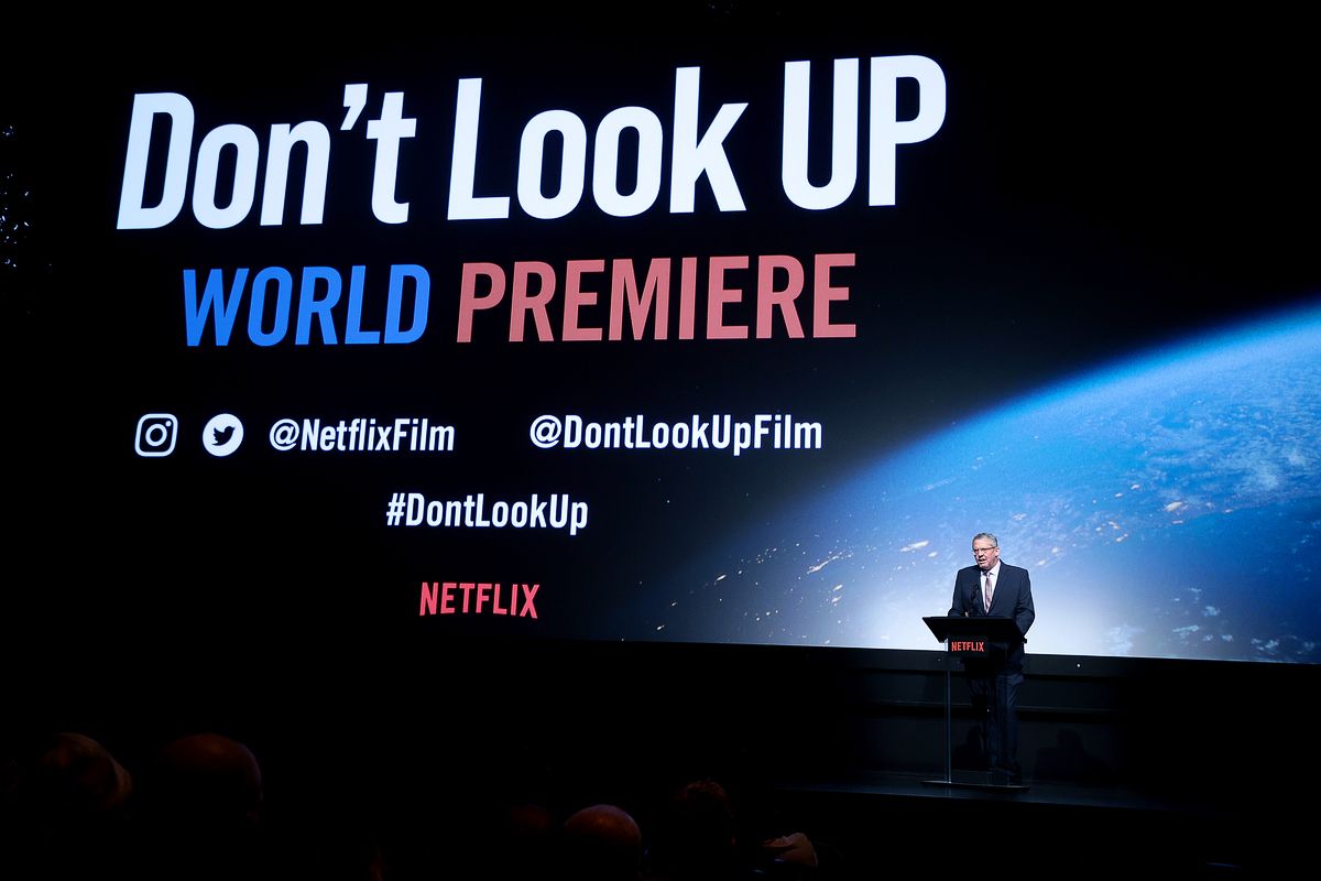 Адам МакКей на мировой премьере фильма «Не смотрите наверх»