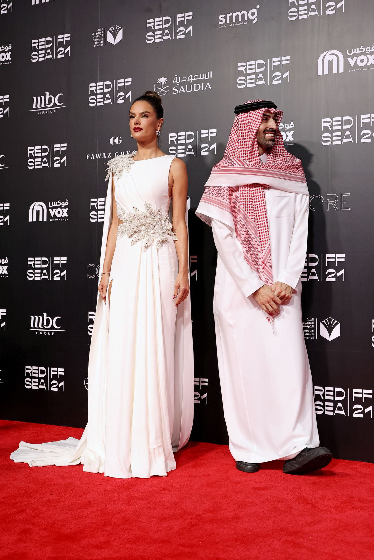 Алессандра Амбросио и Мохаммед Аль Турки на премьере фильма «Сирано» в рамках Международного кинофестиваля Red Sea International Film