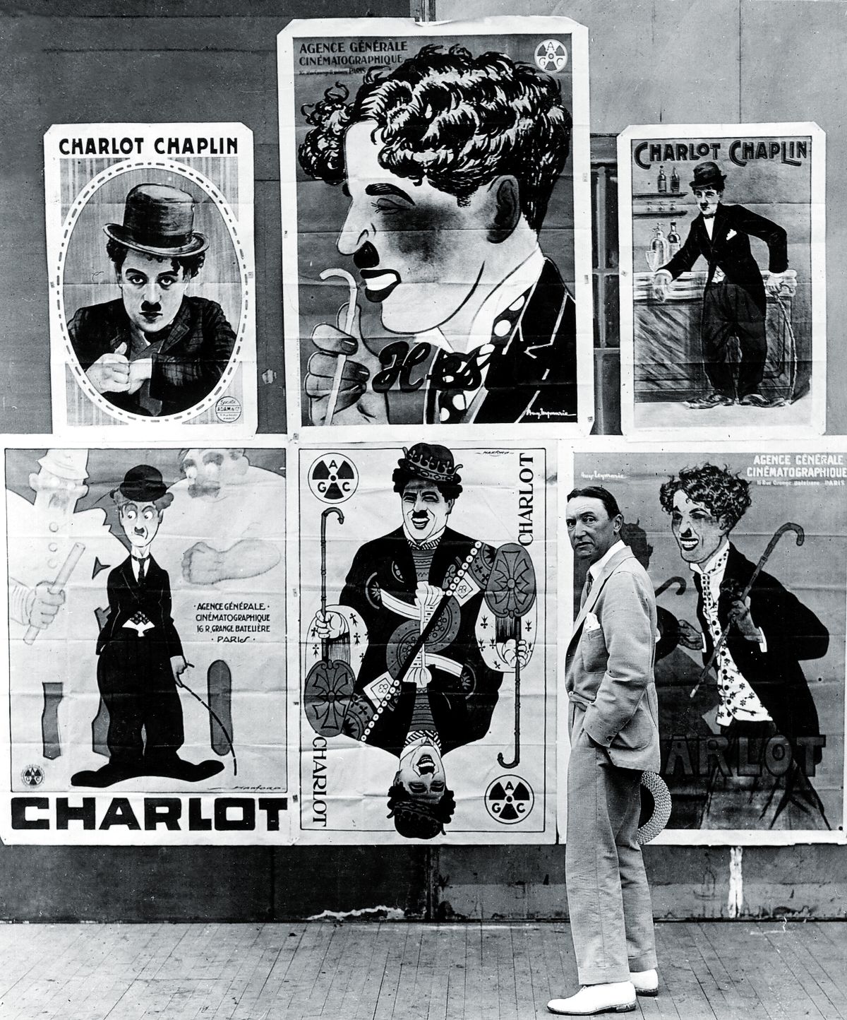 Альфред Ривз с французскими плакатами, рекламирующими фильмы Чарли Чаплина