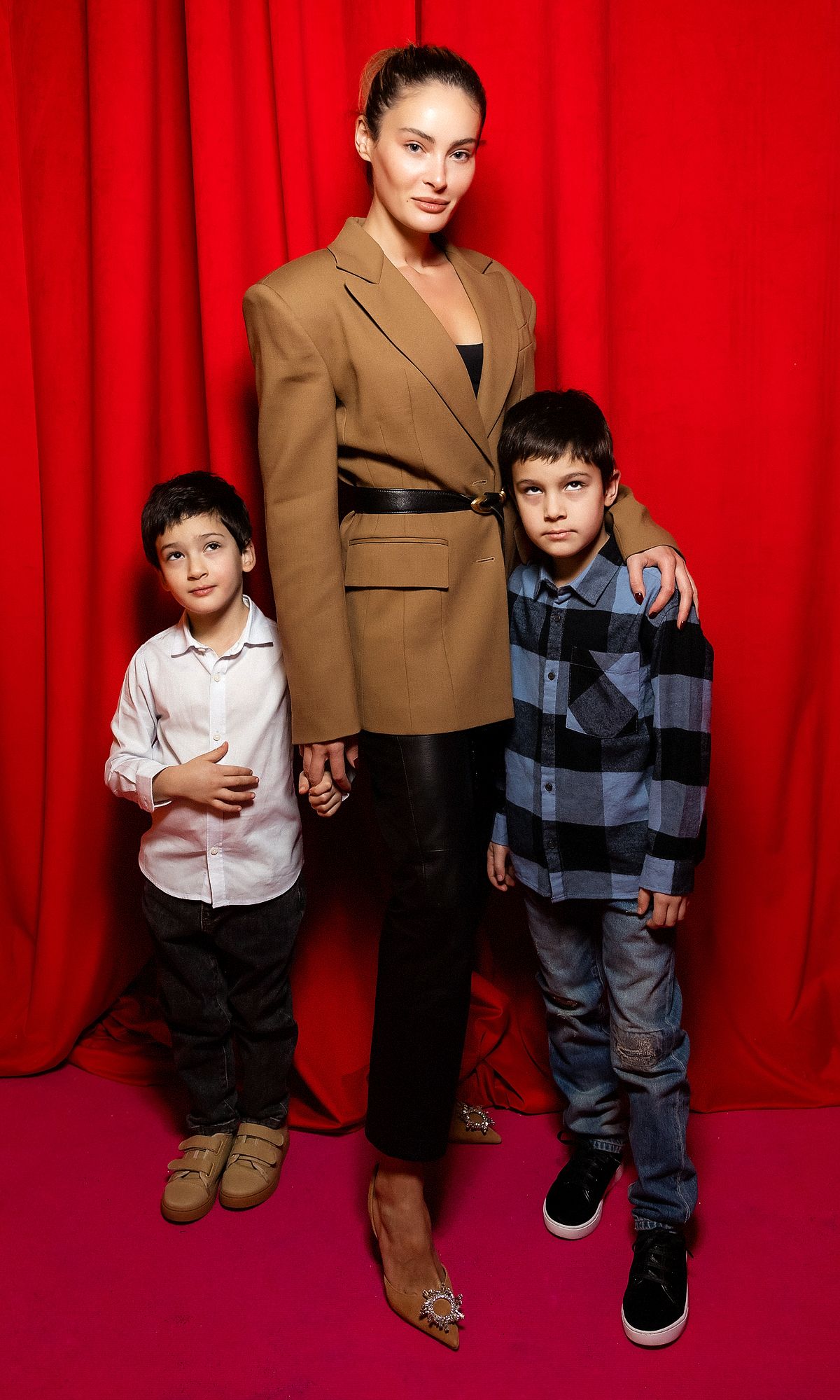 Асмат Чкотуа с сыновьями на детской елке в Галереях «Времена Года»