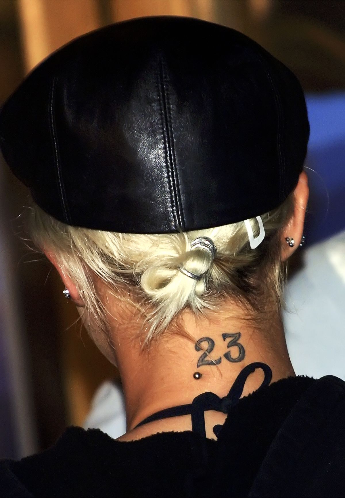 Азия Ардженто демонстрирует татуировку и украшения во время премьеры фильма «Холодная гора»