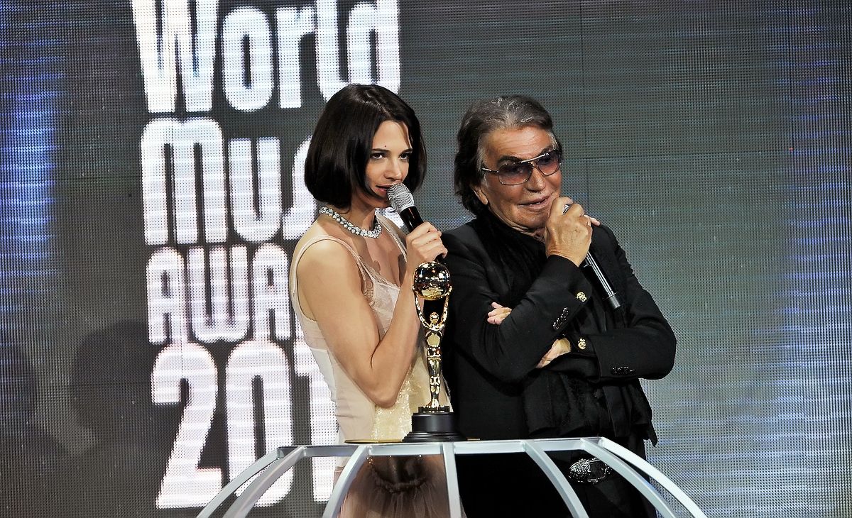 Азия Ардженто и дизайнер Роберто Кавалли во время церемонии вручения премии World Music Awards