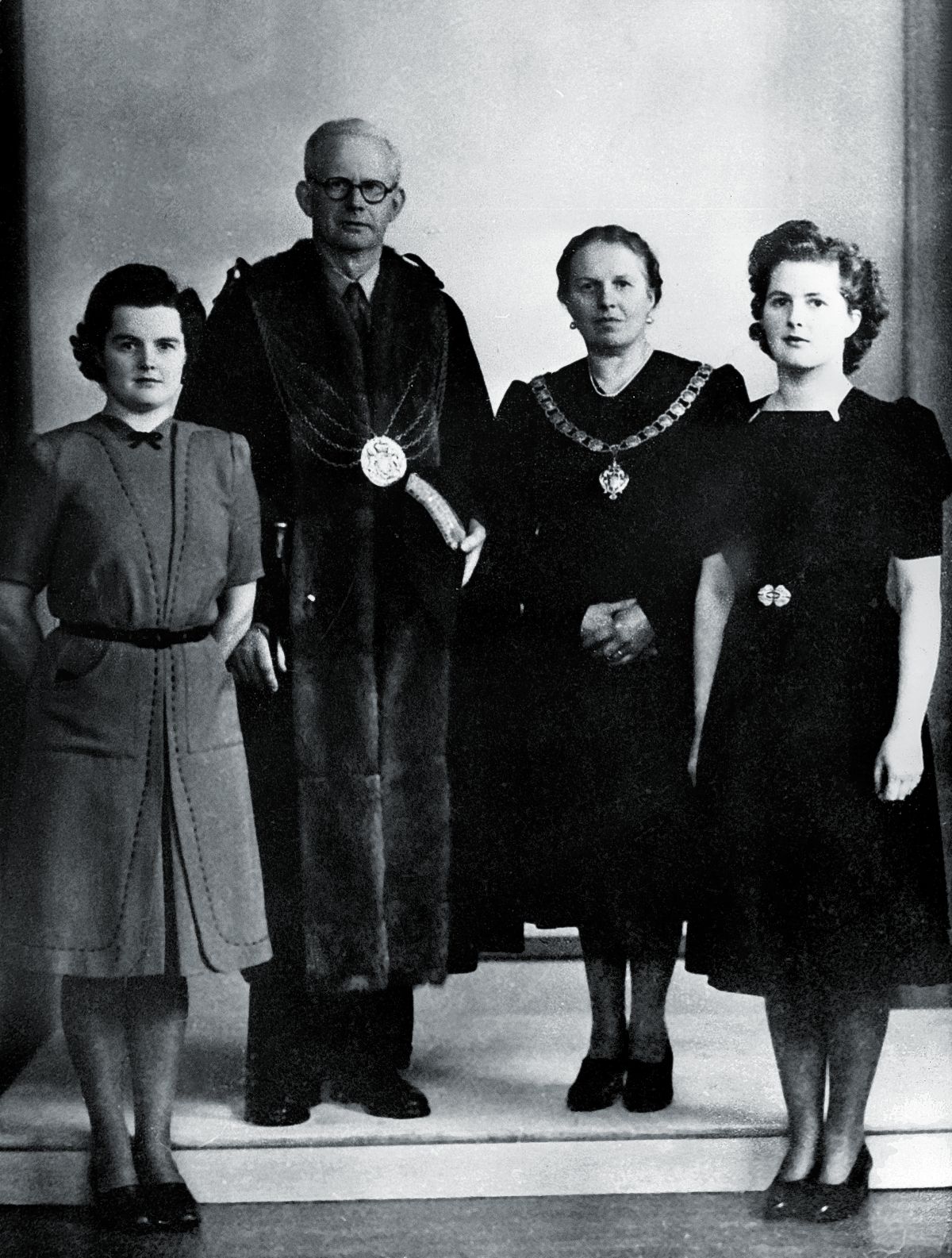 Будущий премьер-министр Великобритании Маргарет Тэтчер с родителями Альфредом Робертсом и Беатрис Стефенсон и сестрой Мьюриэл
