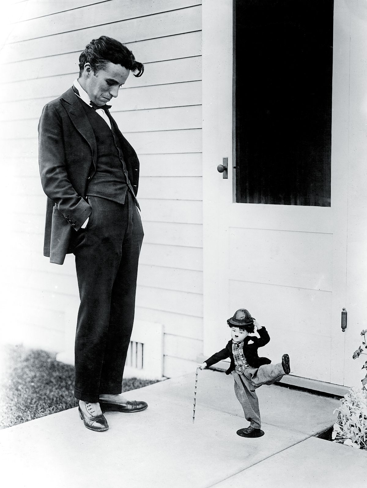 Чарли Чаплин смотрит на куклу