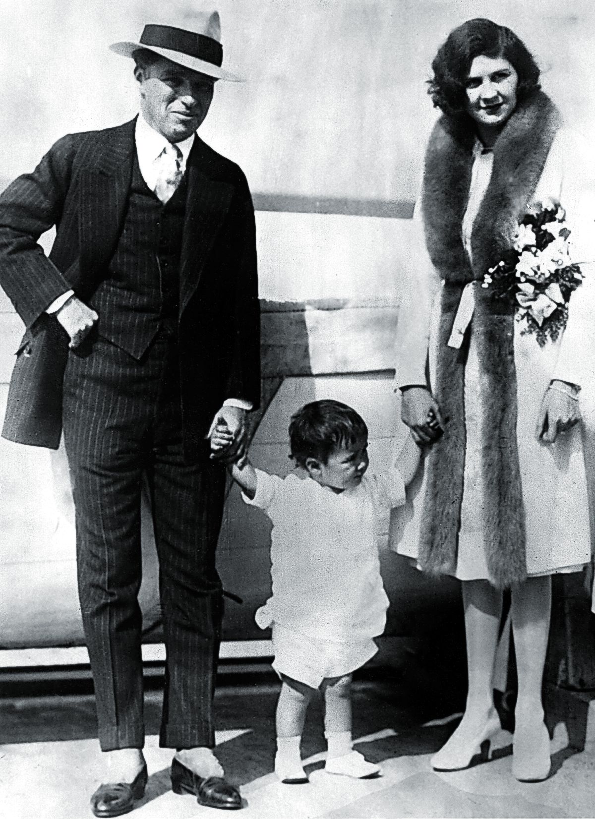 Чарли Чаплин со своей второй женой Литой Грей и их сыном Чарльзом младшим