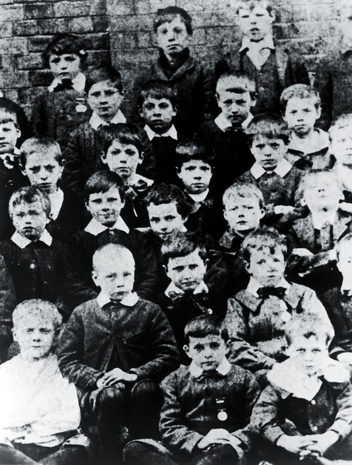 Чарли Чаплин (третий ряд спереди, третий слева) в возрасте 7 лет с однокурсниками в юридической школе