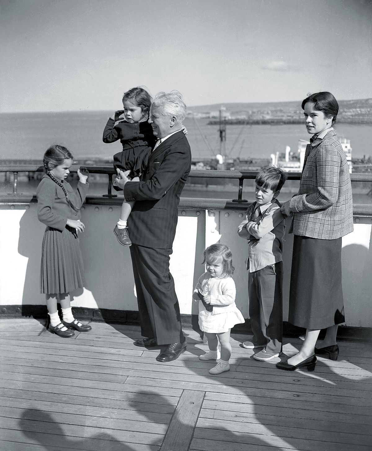 Чарльз Чаплин с семьей прибывают в Шербур на борту «Королевы Елизаветы»