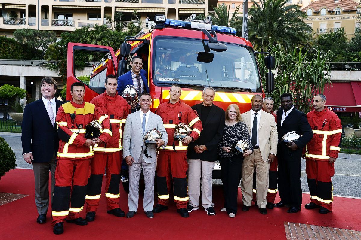 Дэвид Эйгенберг с актерами сериала «Чикаго в огне» и с пожарной бригадой Монако