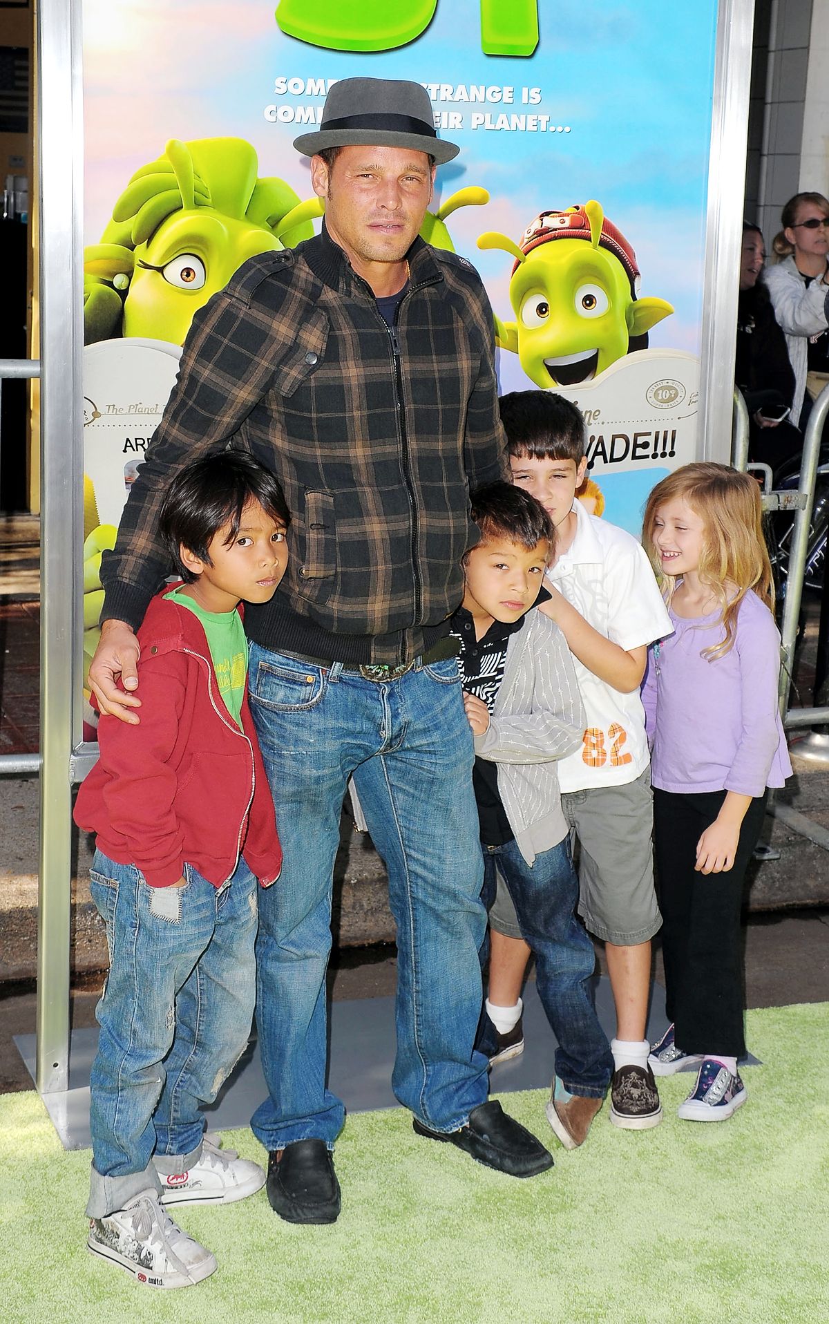 Джастин Чэмберс с детьми на премьере фильма «Планета 51»