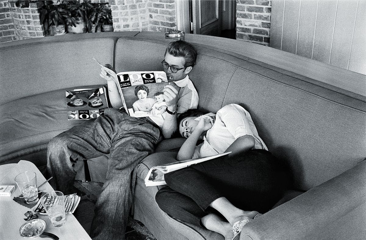 Джеймс Дин и Элизабет Тейлор отдыхают во время съемок фильма «Гигант»