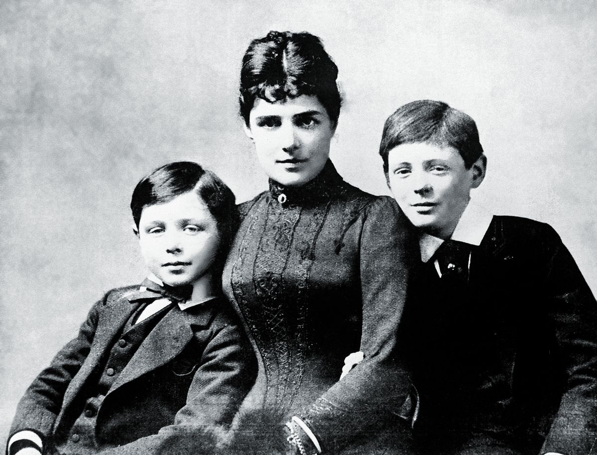 Дженни Черчилль с детьми Уинстоном Черчиллем и Джоном Стрэнджем Спенсером-Черчиллем