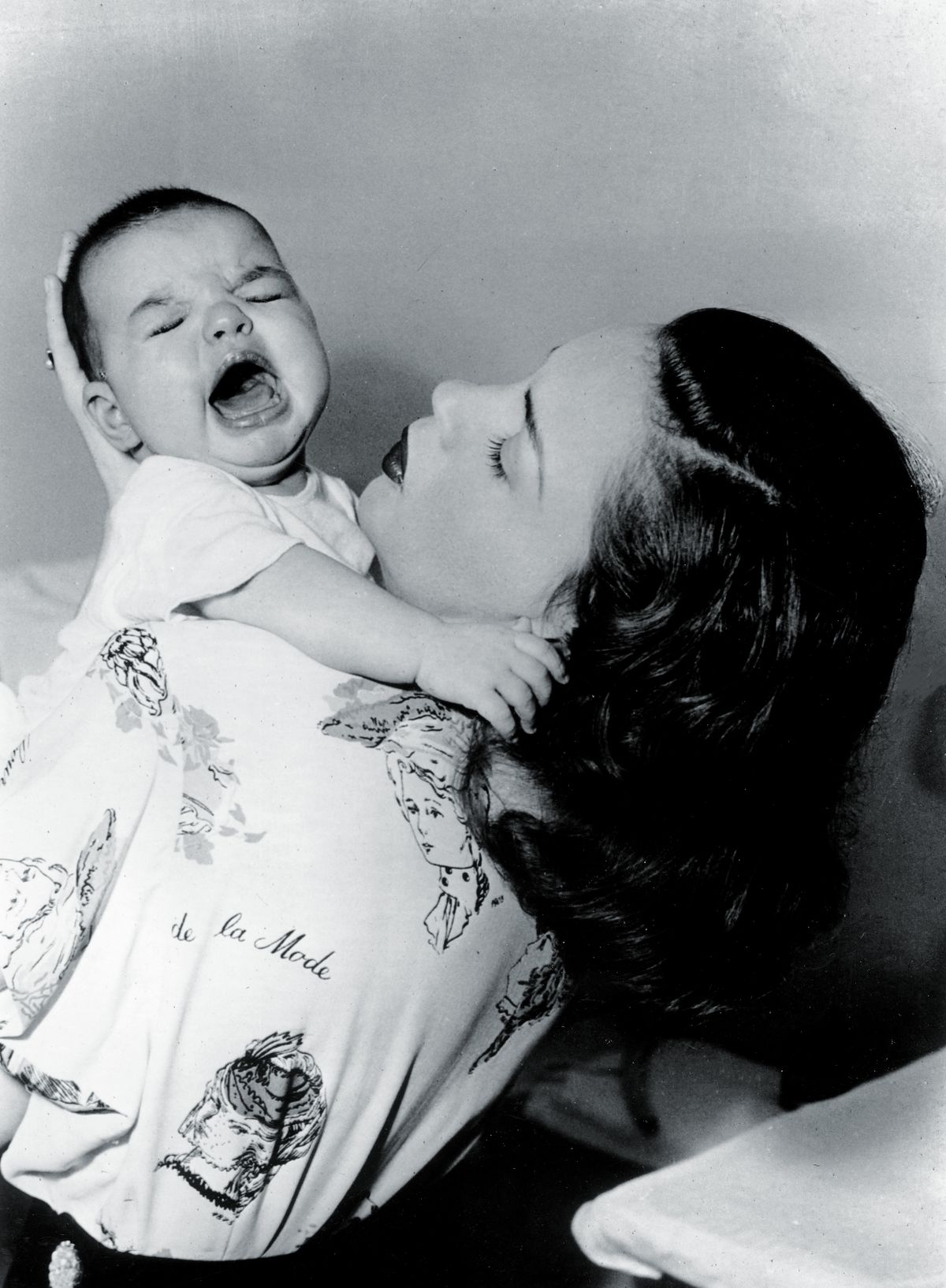 Джуди Гарленд держит на руках дочь Лайзу Миннелли