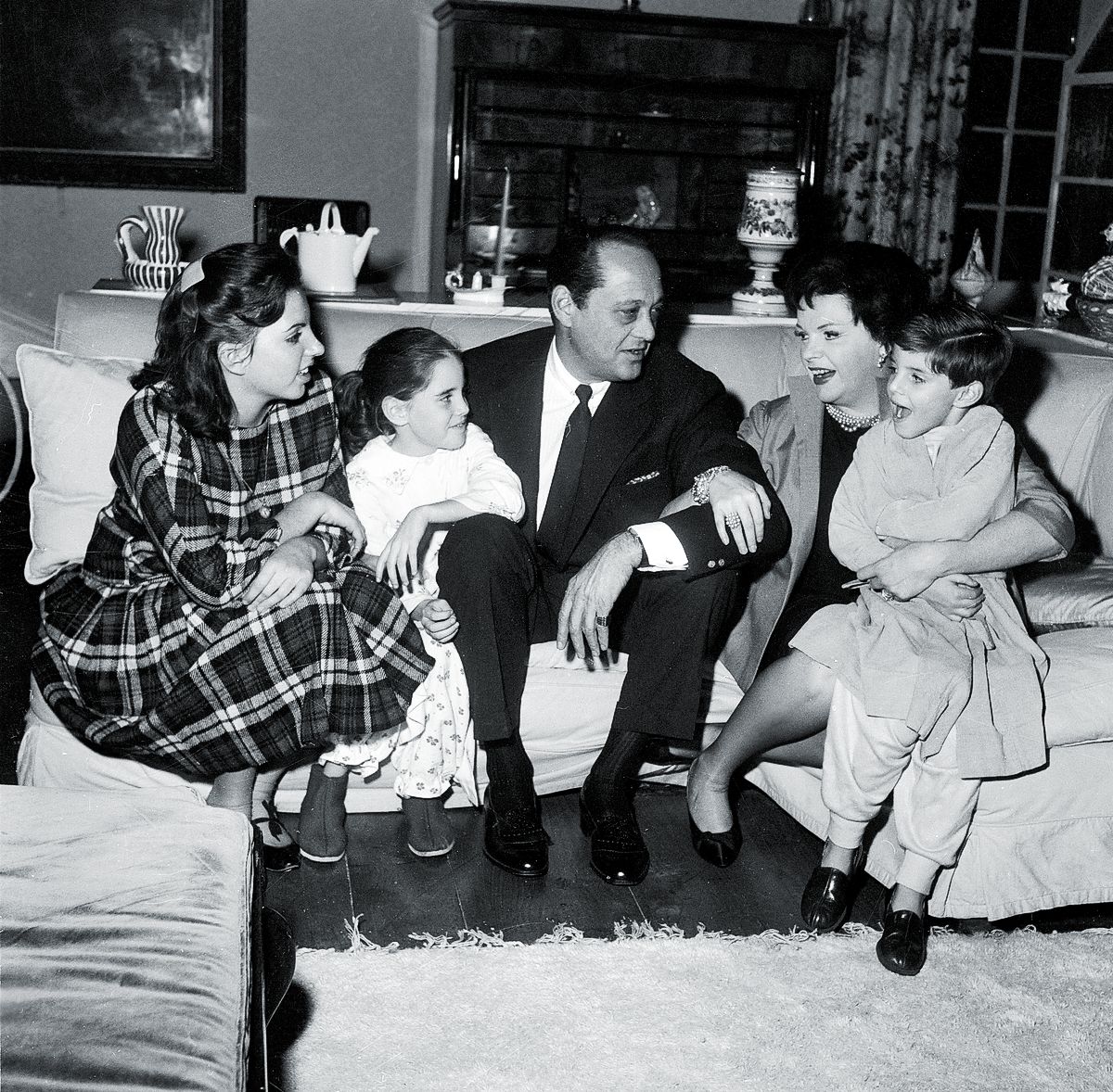 Джуди Гарленд с мужем Сидни Луфтом и детьми: Лайзой (14 лет), Лорной (7 лет) и Джо (5 лет) в их доме в Челси