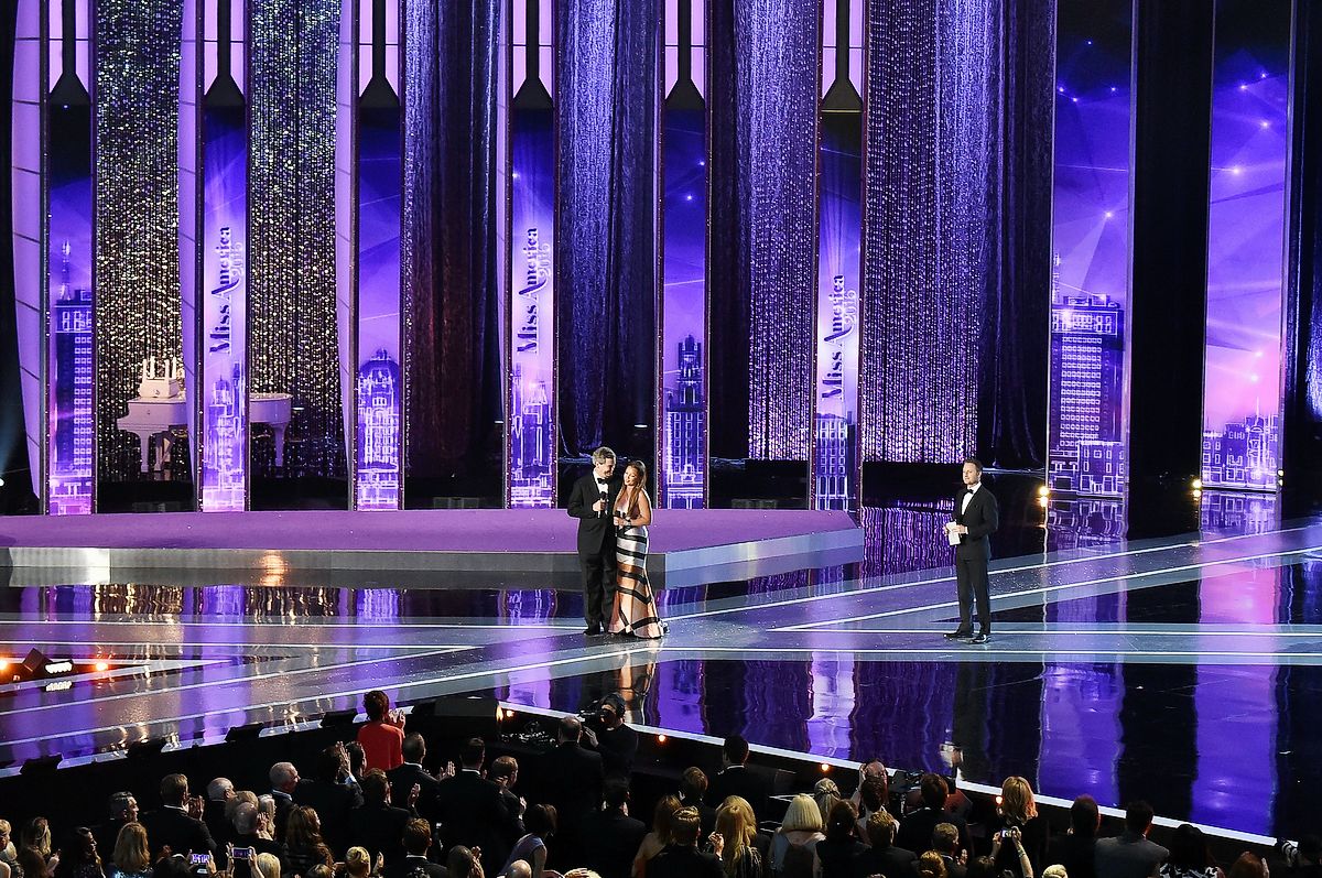 Генеральный директор конкурса «Мисс Америка» Сэм Хаскелл III и Ванесса Уильямс выступают на сцене во время конкурса 2016 Miss America