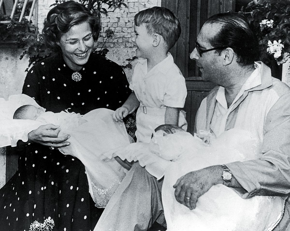 Ингрид Бергман с мужем, кинорежиссером Роберто Росселлини, сыном Роберто Ингмаром Росселини и трехнедельными близнецами Изабеллой и Ингрид