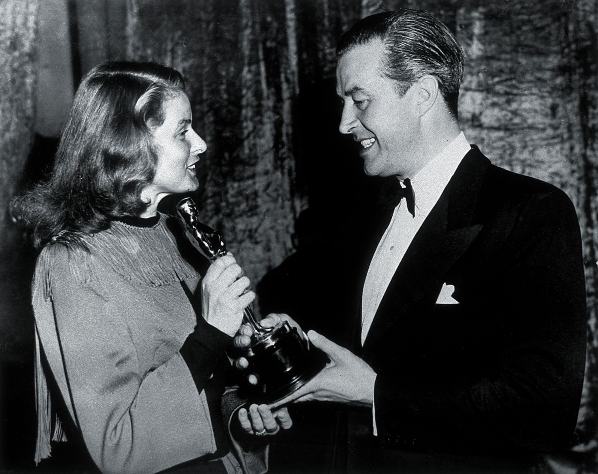 Ингрид Бергман вручает Рэю Милланду премию «Оскар» за лучшую мужскую роль