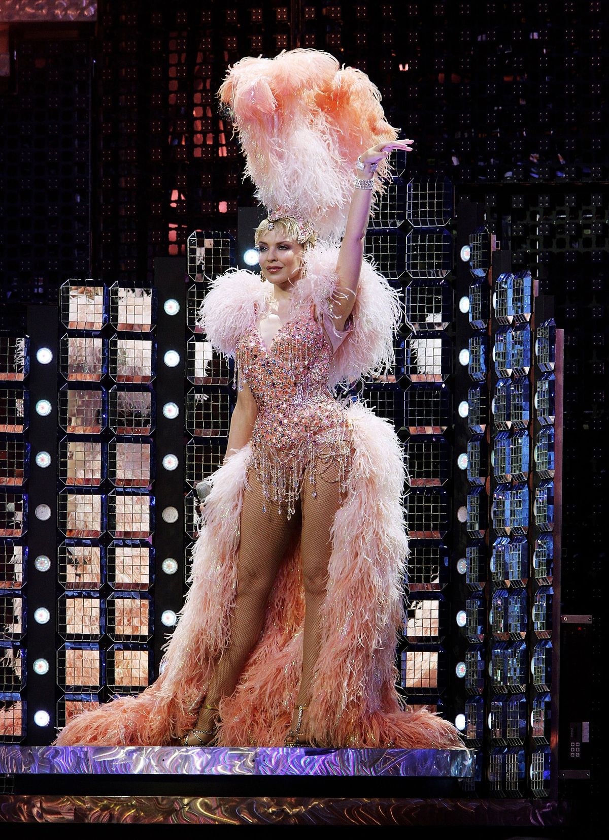 Кайли Миноуг на сцене во время премьеры своего тура